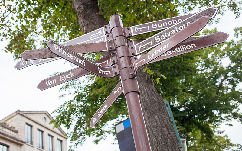 Bruges signposts, The Apprentice tour guide task