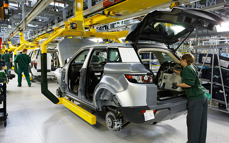 JLR production line, recruits 5,000