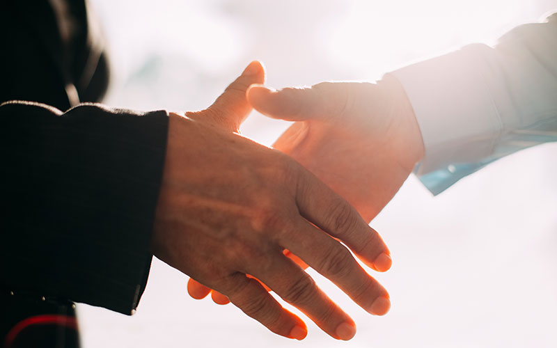 shaking hands on a deal, contract handshake