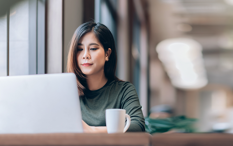 Freelancer in an office ©Platoo Studio, Shutterstock